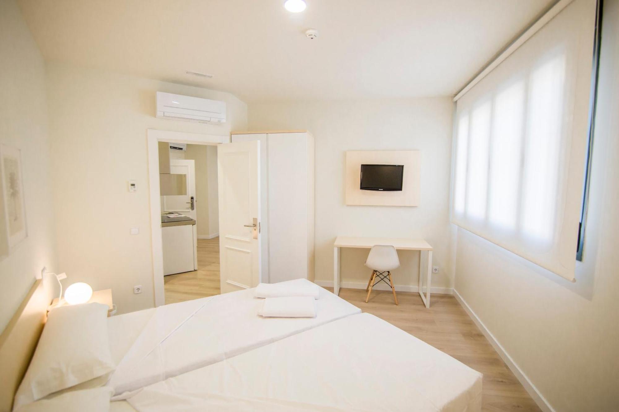 Apartamentos Plaza De Santiago - Estudios Turisticos - 1 Llave Pinto Exterior photo